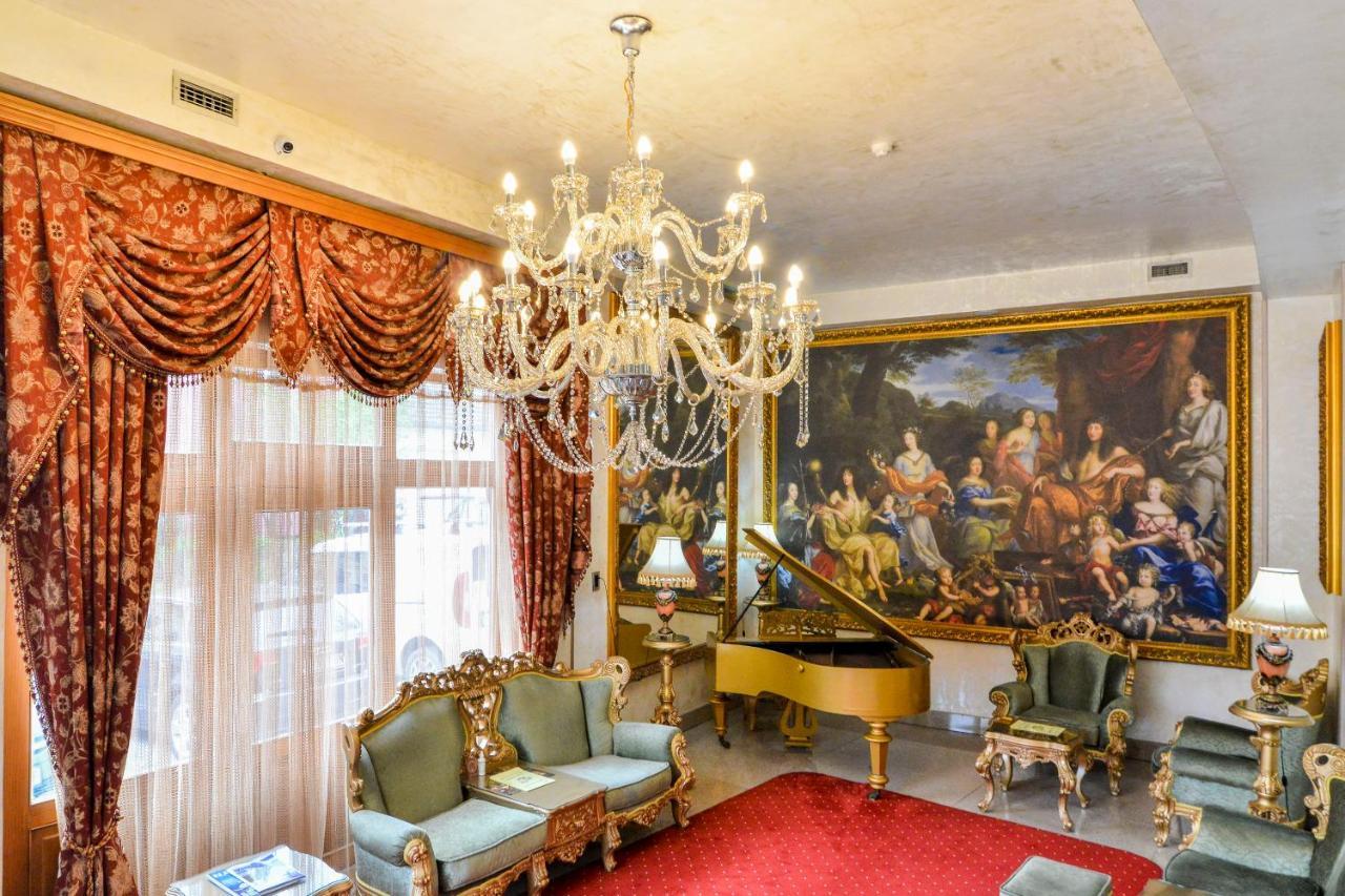 尊贵加尔尼总统酒店及spa中心 斯雷姆斯基卡尔洛夫奇 外观 照片